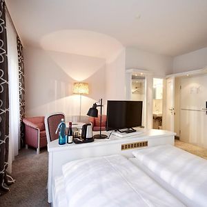 Großes Zimmer mit Kingsize-Bett